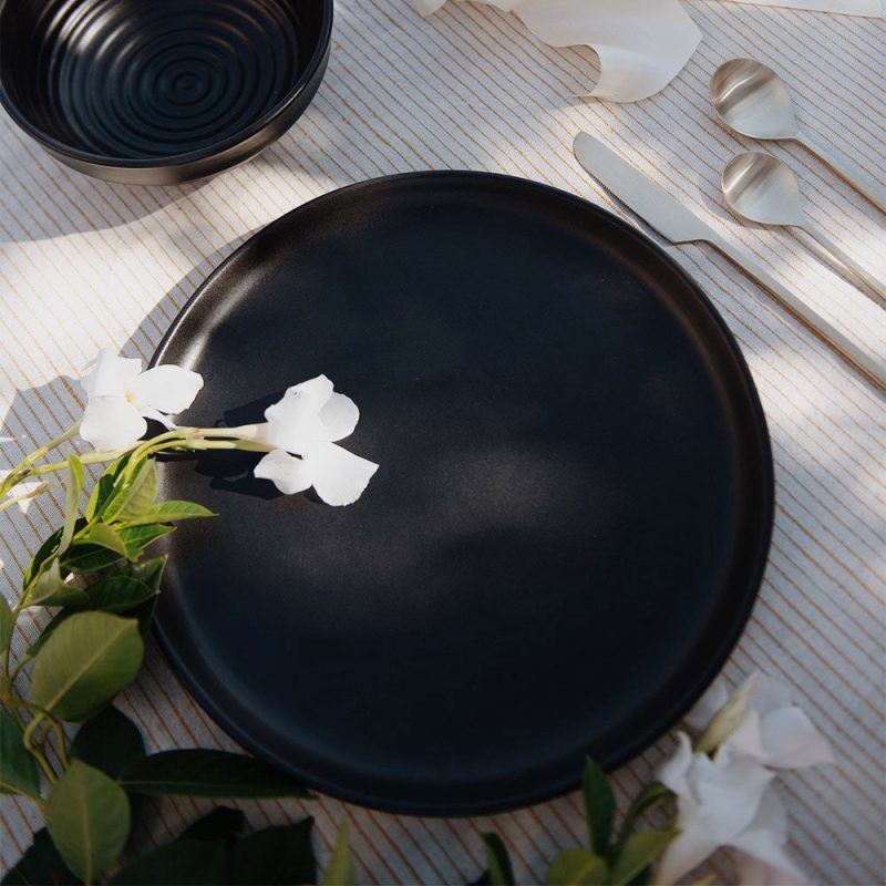 black ceramic plate1