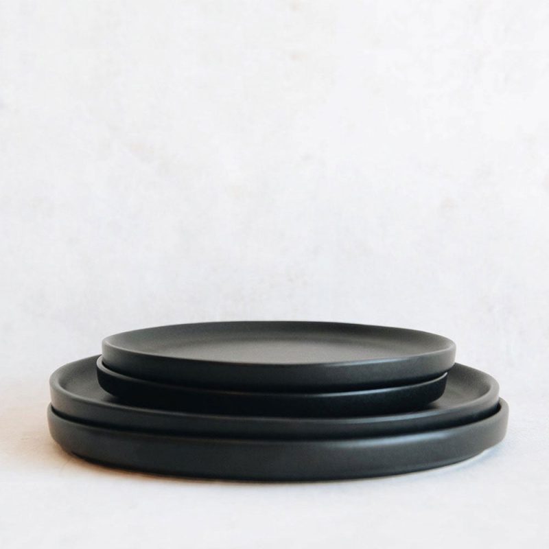 black ceramic plate3 0287ca3e ebe0 4538 924d 01a55e13767c