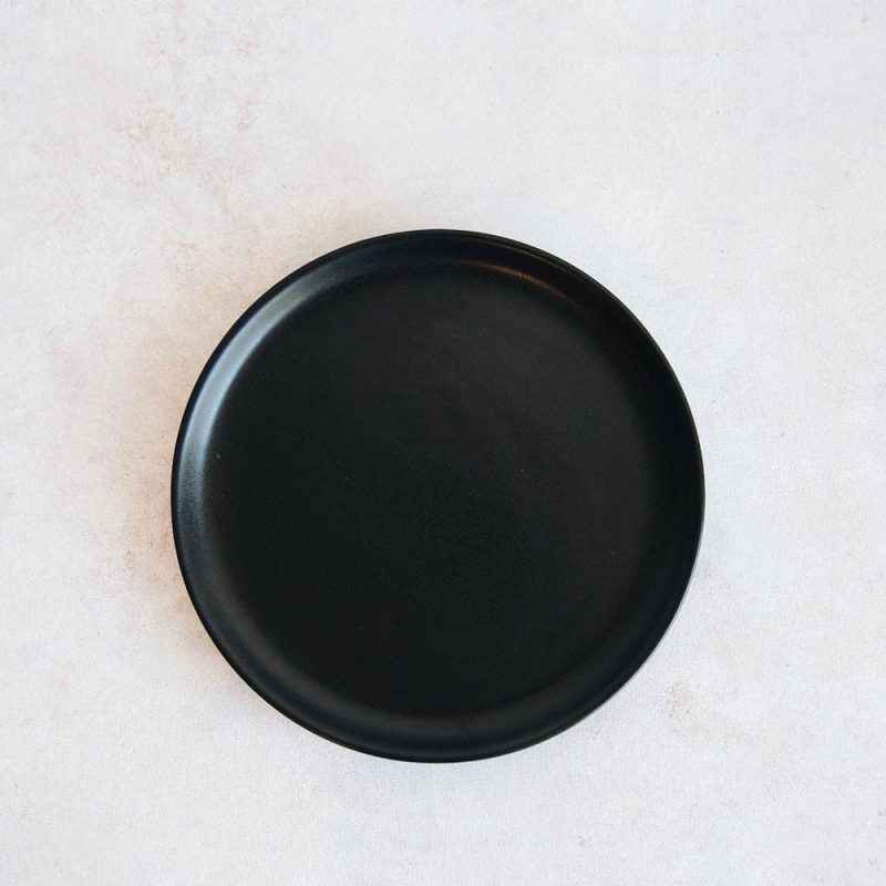 black ceramic plate5 af3e53be 51ea 47e9 b8ee a981f03c6413