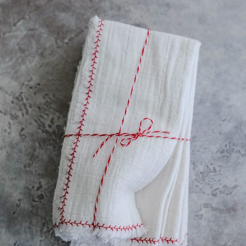 red accent napkin set