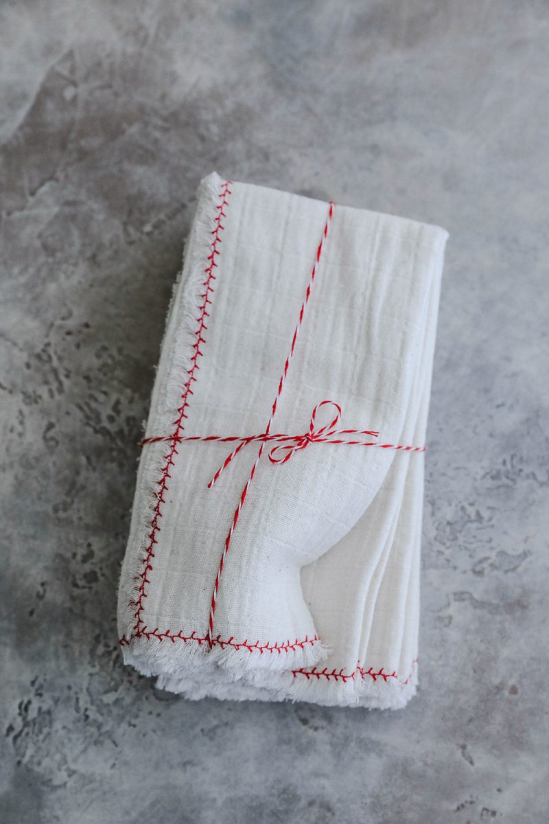 red accent napkin set