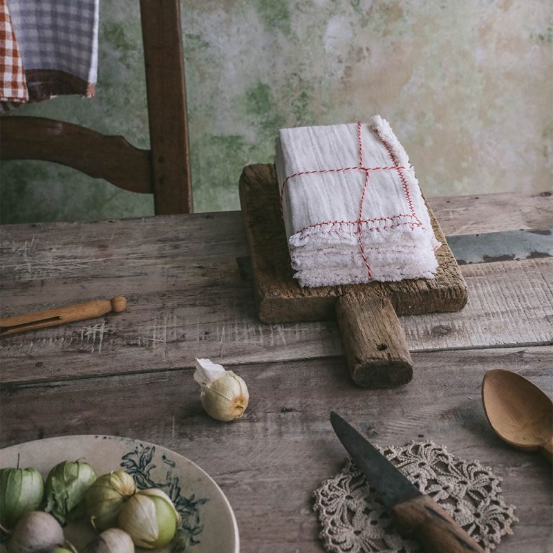 red accent napkin set2