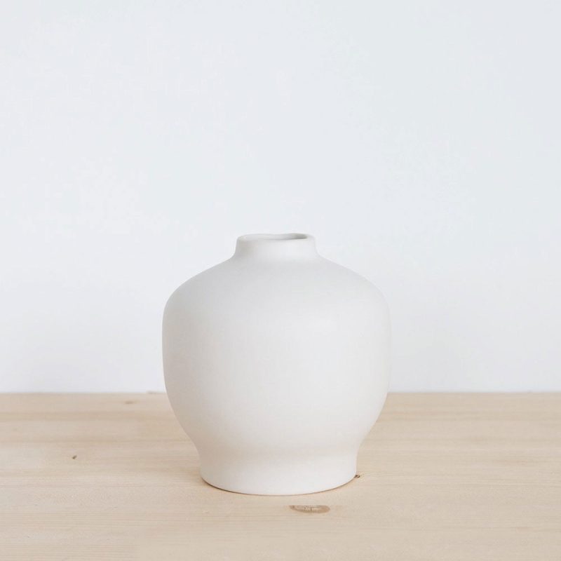 white ceramic bud vase lg