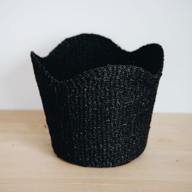 woven scalloped basket black1